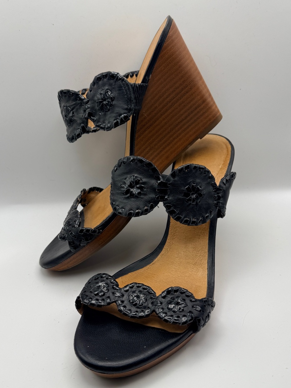 Jack Rogers Black Leather Wedge Sandals Signature Medallion Size 8.5